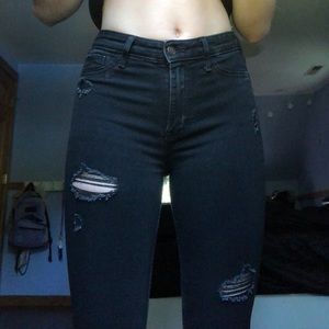 BLACK RIPPED HOLLISTER SKINNY JEANS